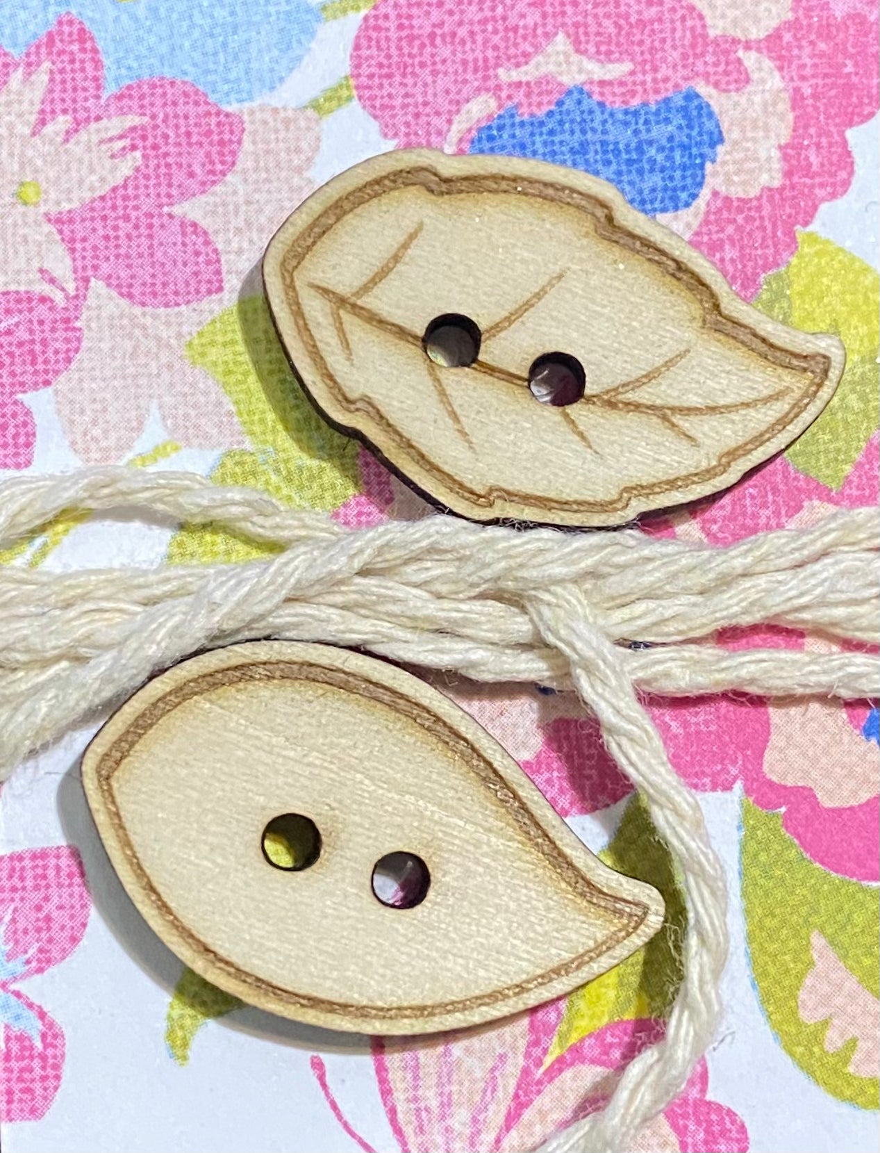 Buttons: Leaves